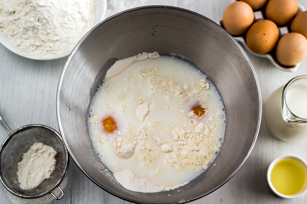 przygotowywanie ciasta na naleśniki jajka mąka mleko