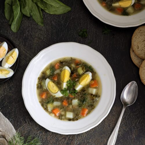 Pyszna lekka i zdrowa wiosenna zupa szczawiowa ze świeżego szczawiu