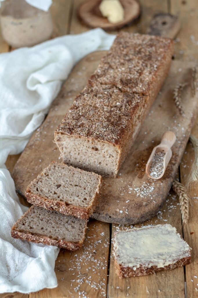 Chleb pszenno-żytni z ziarnami na zakwasie.
