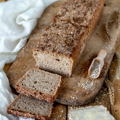 Prosty przepis na chleb pszenno-żytni z ziarnami na zakwasie.