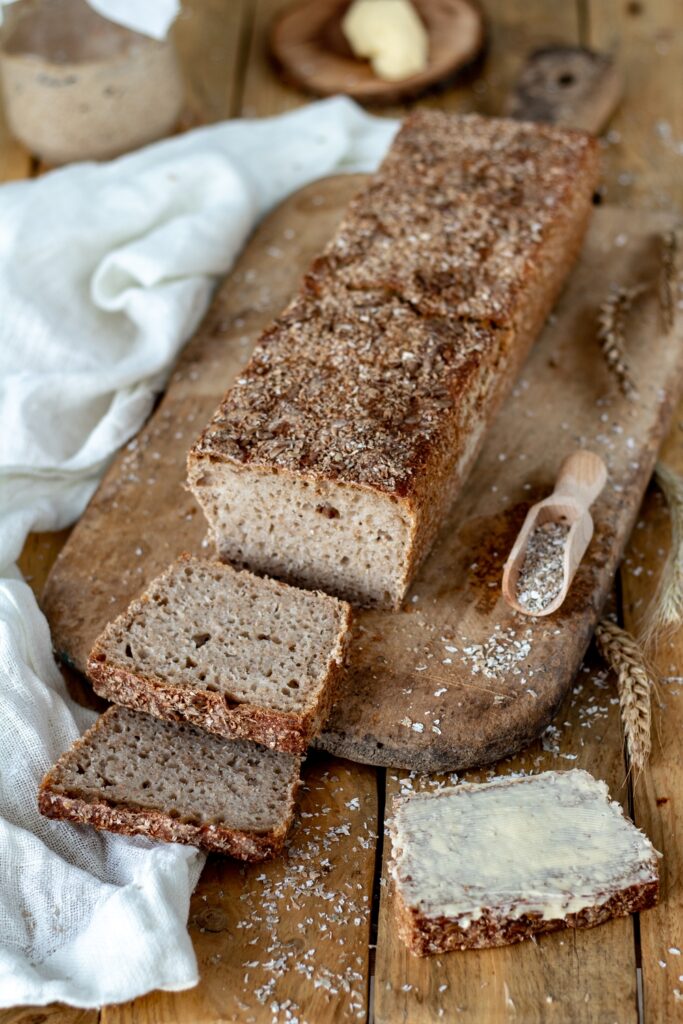 Prosty przepis na chleb pszenno-żytni z ziarnami na zakwasie.