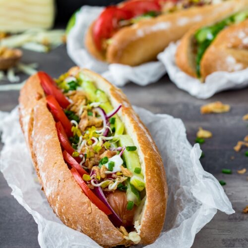 Hot dogi z kiełbaskami warzywami i serem przepis