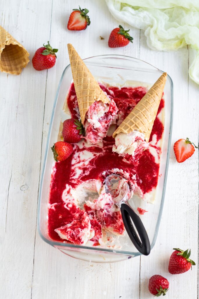 Domowe pyszne i orzeźwiające lody truskawkowo-jogurtowe
