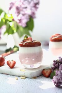 Leki deser jogurtowy truskawkowo-rabarbarowy.